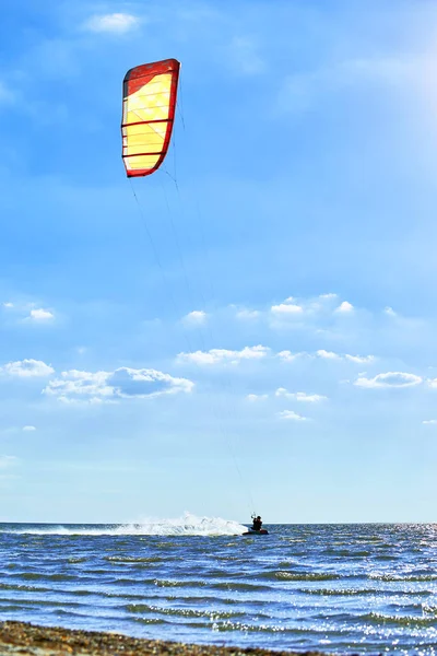 Man rijden een kite surfen op de golven in de zomer. — Stockfoto