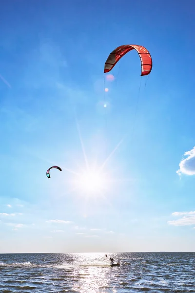 Mann beim Kitesurfen auf den Wellen im Sommer. — Stockfoto