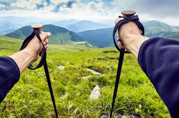 Bir sırt çantası ile yaz aylarında dağlarda hiking.