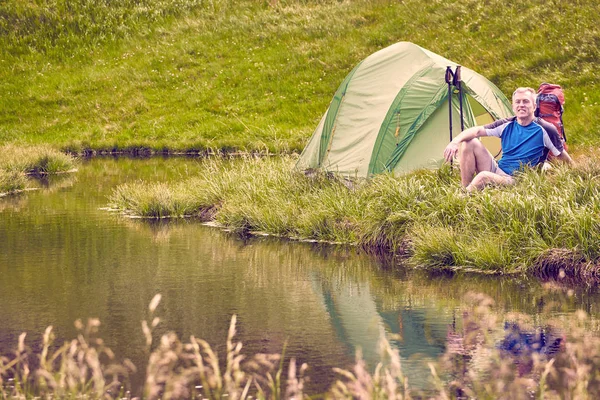 Bir sırt çantası ile yaz aylarında dağlarda hiking.