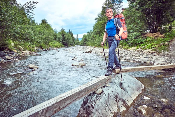 Bir sırt çantası ile yaz aylarında dağlarda hiking.