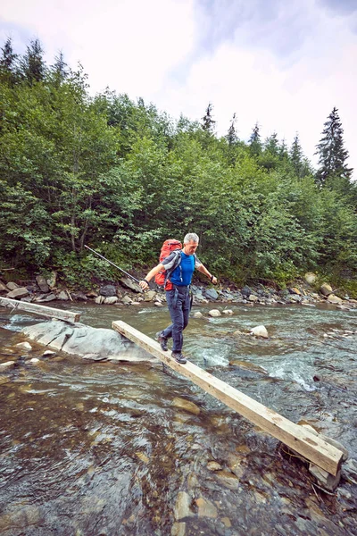 Bir sırt çantası ile yaz aylarında dağlarda hiking.