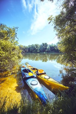 Güneşli bir kayaks Nehri boyunca yaz yürüyüşe.