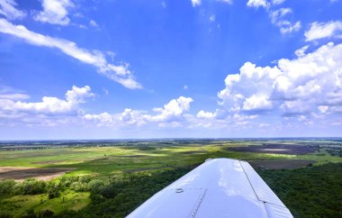 Düşük irtifada uçak penceresinden görüntülemek.