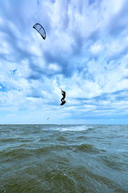 Yaz aylarında denizde dalgalar uçurtma sörf.