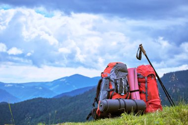 Dağlarda gree dağlardaki bakan sırt çantaları