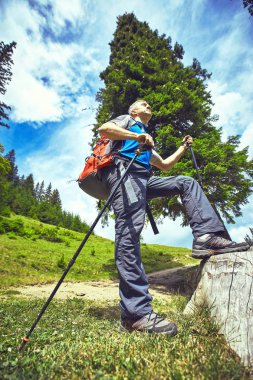 Bir sırt çantası ile yaz aylarında dağlarda hiking.