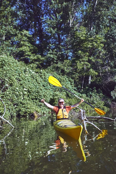 Uma viagem de canoa no rio no verão . — Fotografia de Stock