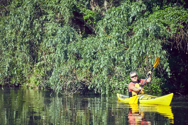 Eine Kanutour auf dem Fluss im Sommer. — Stockfoto