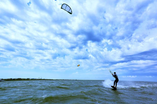 Kitesurfen auf Wellen auf See im Sommer. — Stockfoto