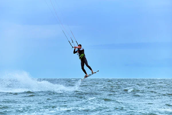 Yaz aylarında dalgalar sörf uçurtma kişini.