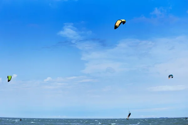 Mężczyzna jazdy konnej kite surfing na fale w lecie. — Zdjęcie stockowe