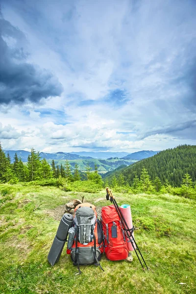 Backpacks in the mountains overlooking the mountains on the gree — Stock Photo, Image