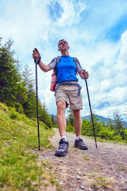 Bir sırt çantası ve çadır ile dağlarda yaz zammını.