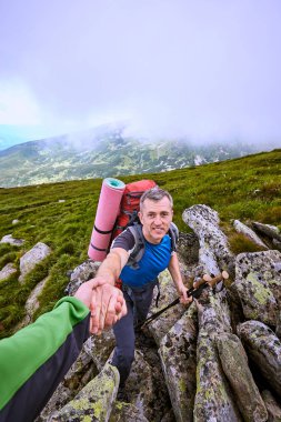 Yardım, destek ve tehlikeli bir durumda m yürüyüş için yardım