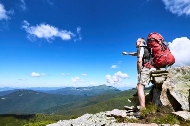 Bir sırt çantası ile yaz aylarında dağlarda hiking.
