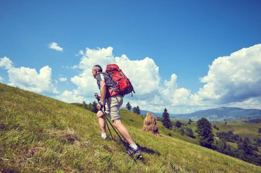 Bir sırt çantası ile yaz aylarında dağlarda hiking.