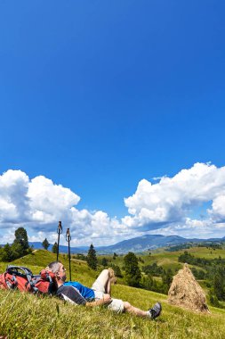 Bir sırt çantası ile yaz aylarında dağlarda hiking.