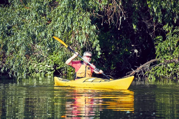 Uma viagem de canoa no rio no verão . — Fotografia de Stock