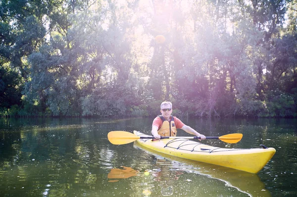 Uma viagem de canoa no rio no verão . — Fotografia de Stock