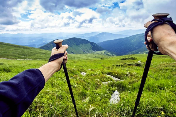 Bir sırt çantası ile yaz aylarında dağlarda hiking.