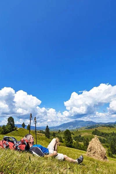 Bir sırt çantası ile yaz aylarında dağlarda hiking.