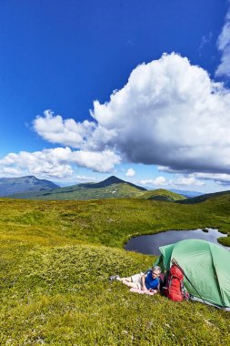Bir sırt çantası ile yaz aylarında dağlarda hiking.