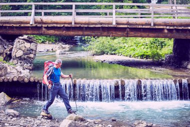 Bir sırt çantası ile yaz aylarında dağlarda hiking.