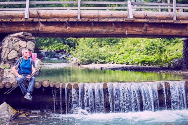 Bir sırt çantası ile yaz aylarında dağlarda hiking.