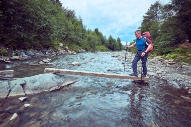 Bir sırt çantası ile yaz aylarında dağlarda hiking.