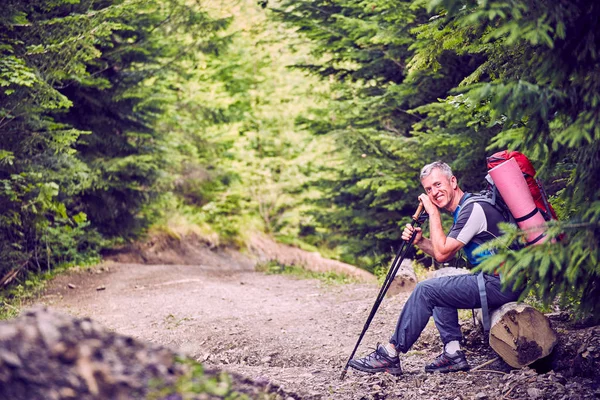 バックパックと夏の山のハイキング. — ストック写真