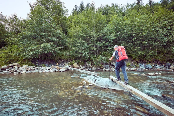 Bir sırt çantası ile yaz aylarında dağlarda hiking.