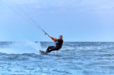 Yaz aylarında dalgalar sörf uçurtma kişini.