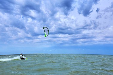 Yaz aylarında denizde dalgalar uçurtma sörf.