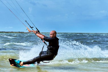 Yaz aylarında dalgalar sörf uçurtma kişini.