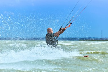 Yaz aylarında dalgalar sörf uçurtma kişini.