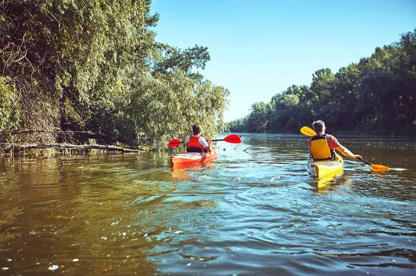 Une excursion en canot sur la rivière en été . — Photo