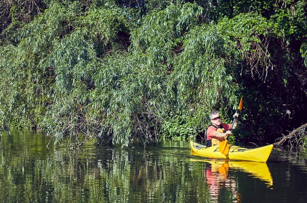 A kenutúra a riveren, nyáron. — Stock Fotó
