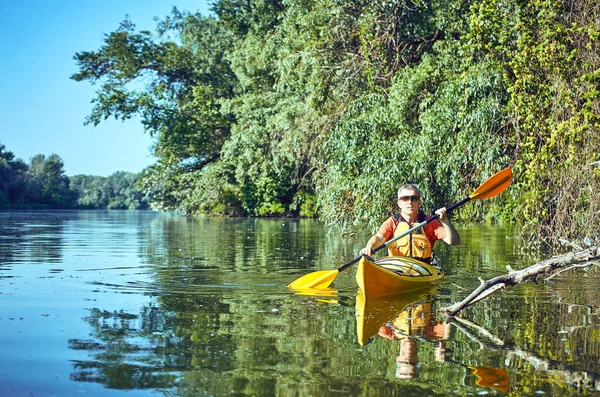 Подорож на каное на річці влітку . — стокове фото