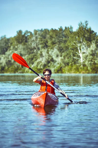 En kanotfärd längs floden längs skogen i sommar. — Stockfoto