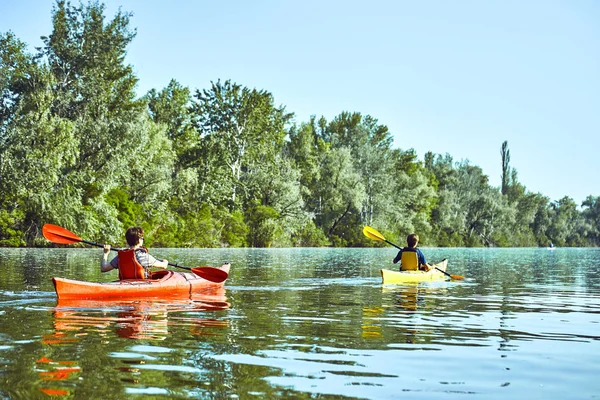 Un viaje en canoa por el río a lo largo del bosque en verano . —  Fotos de Stock