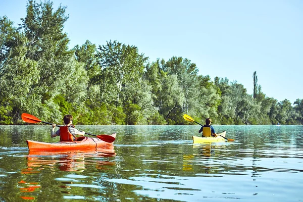 Un viaje en canoa por el río a lo largo del bosque en verano . — Foto de Stock