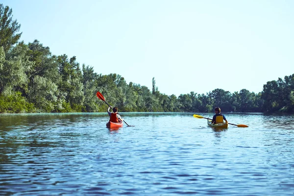 Un viaje en canoa por el río a lo largo del bosque en verano . — Foto de Stock