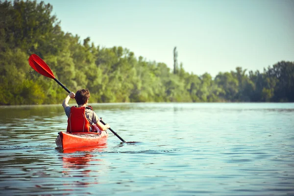 Eine Kanutour auf dem Fluss entlang des Waldes im Sommer. — Stockfoto
