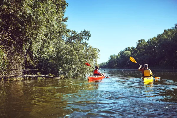 Eine Kanutour auf dem Fluss im Sommer. — Stockfoto