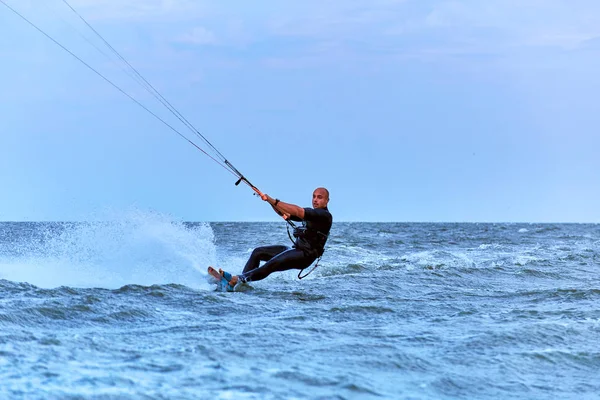 Yaz aylarında dalgalar sörf uçurtma kişini.
