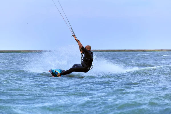 Yaz aylarında dalgalar sörf uçurtma kişini.