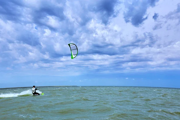 Yaz aylarında denizde dalgalar uçurtma sörf.