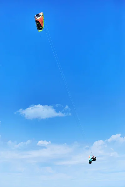 Man rijden een kite surfen op de golven in de zomer. — Stockfoto