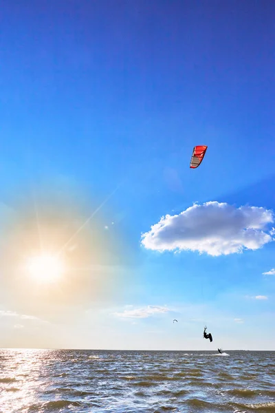 Man rijden een kite surfen op de golven in de zomer. — Stockfoto